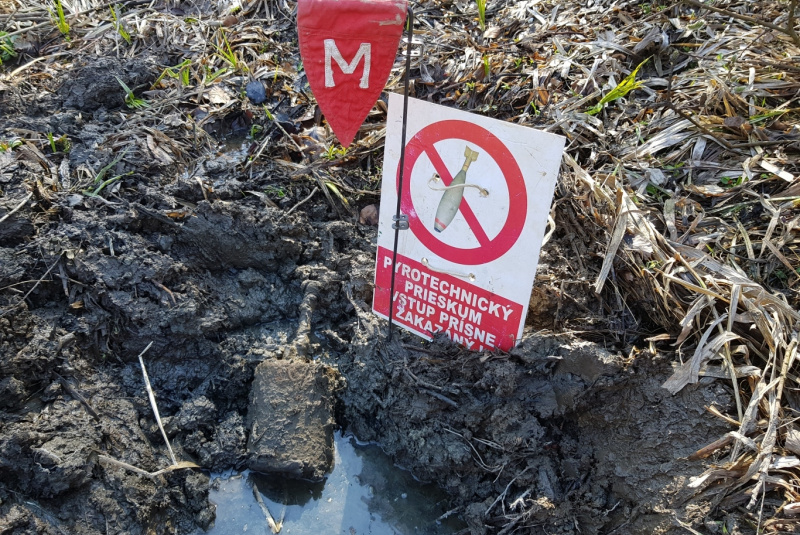  Pyrotechnický prieskum - gal / Vyhľadávanie nevybuchnutej munície - foto